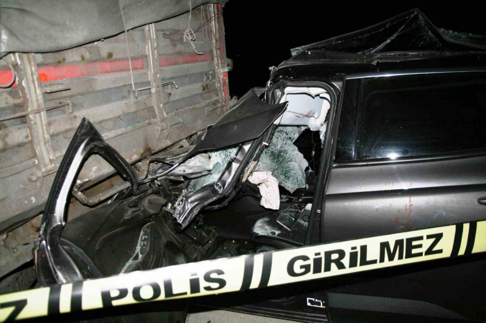 Konya'da otomobil tırın dorsesine çarptı