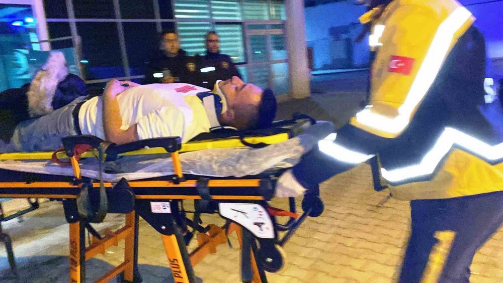 Konya'da otomobil tırın dorsesine çarptı