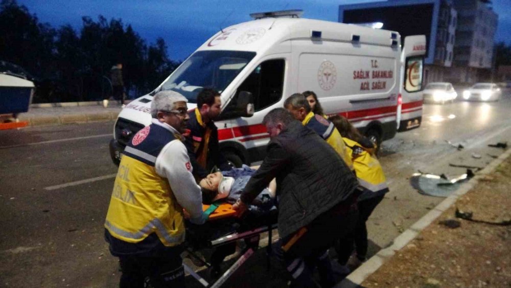 Otomobil karşı şeride geçip kamyonete çarptı: 1 ölü, 3 yaralı