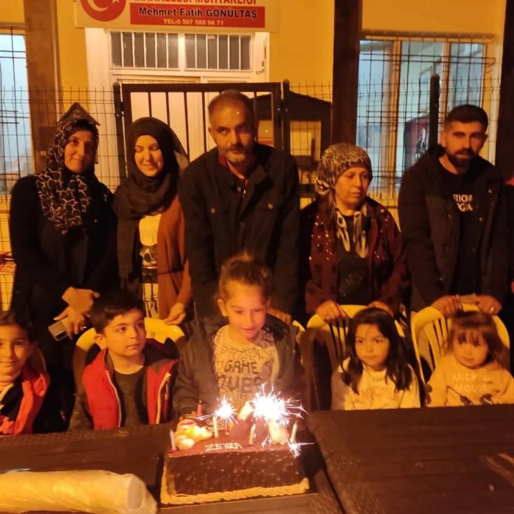Depremzede minik Zehra’ya doğum günü sürprizi