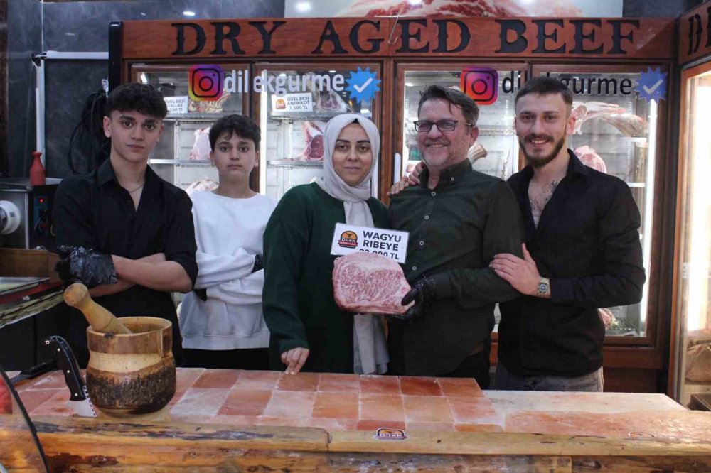 Kasabın papağanı, sadece 22 bin liraya satılan etten yiyor