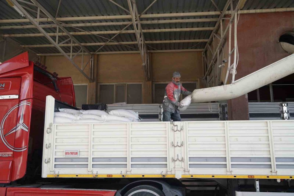 Konya Büyükşehir'den 300 ton un! İlk sefer yola çıktı