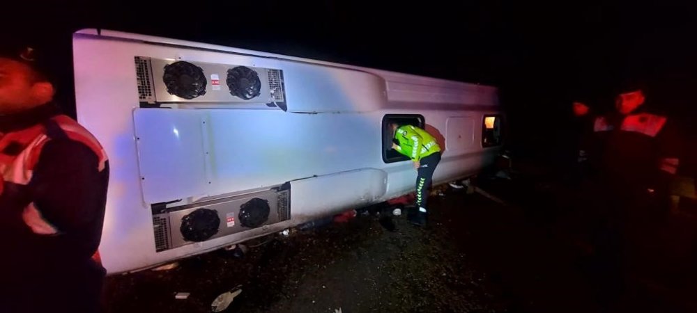 Deprem personellerini taşıyan otobüs devrildi: 3 ölü,