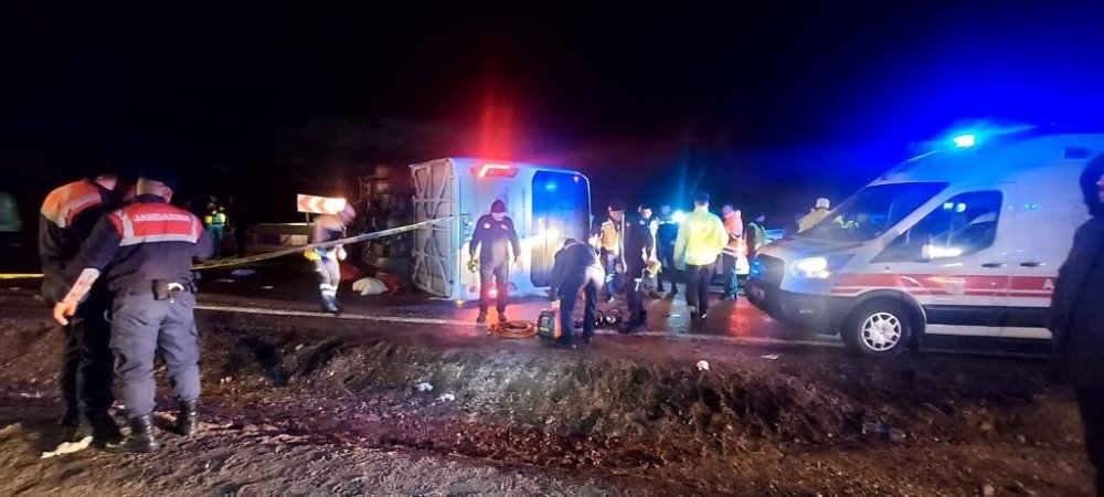 Deprem personellerini taşıyan otobüs devrildi: 3 ölü,