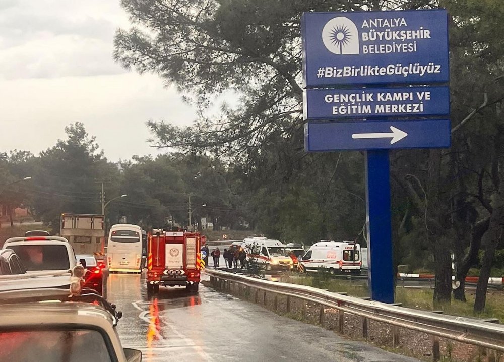 Fabrika personelini taşıyan servis devrildi: 7 yaralı