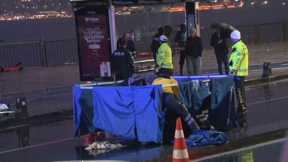 Otomobilin altında kalan motosiklet sürücüsü hayatını kaybetti