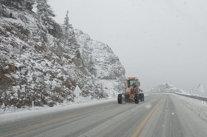 antalya-konya-karayolunda-20-santimetreye-kadar-ulasti-1.jpg