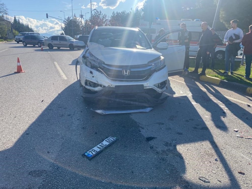 Cipin çarptığı hafif ticari araç devrildi