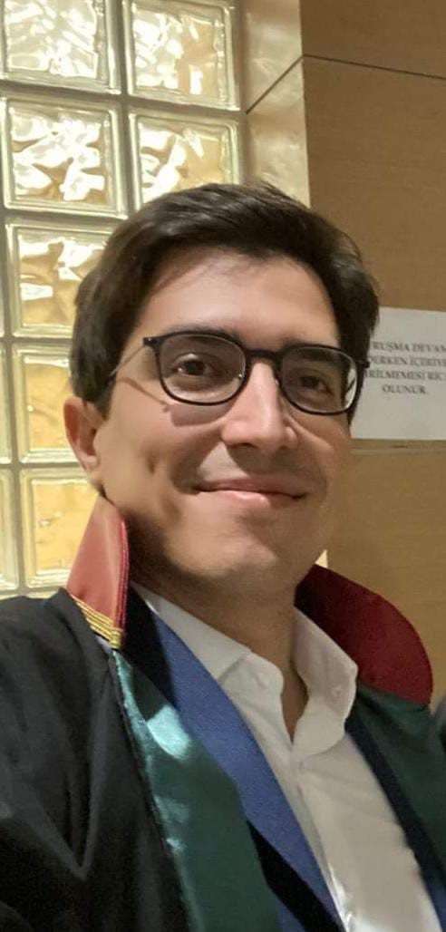 Havaalanı yolunda iki otomobilin kafa kafaya çarpıştı: 5 ölü