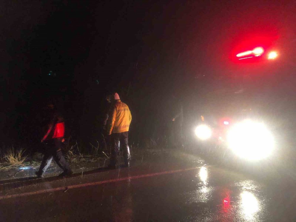 Karlı yolda kayıp devrilen otomobildeki 3 kişilik aile hayatını kaybetti