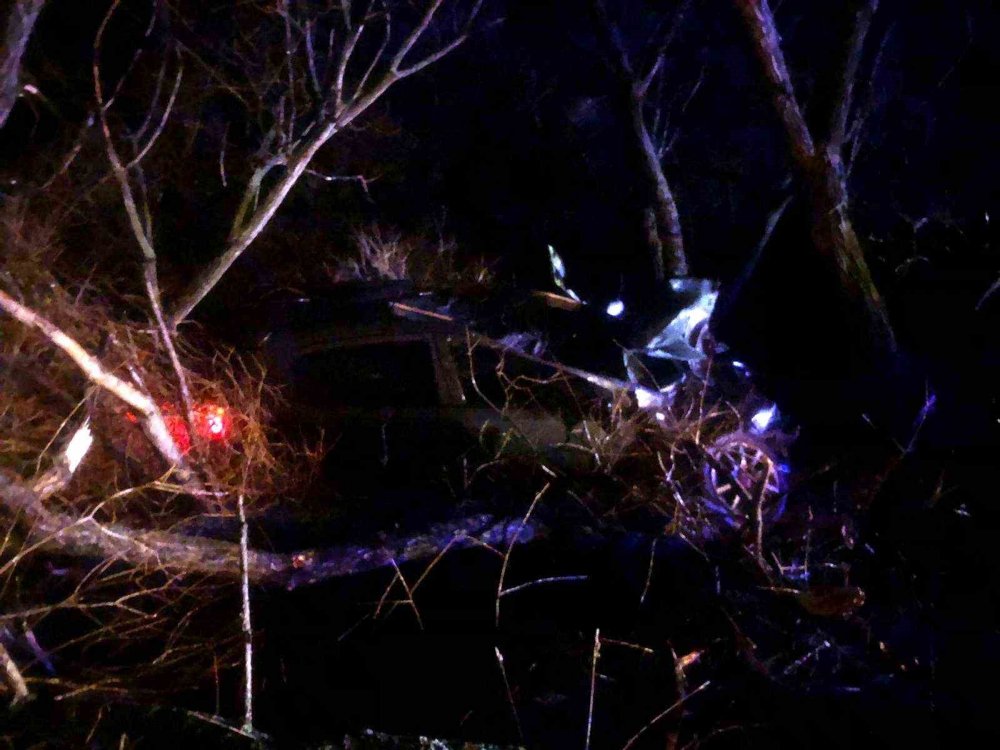 Karlı yolda kayıp devrilen otomobildeki 3 kişilik aile hayatını kaybetti