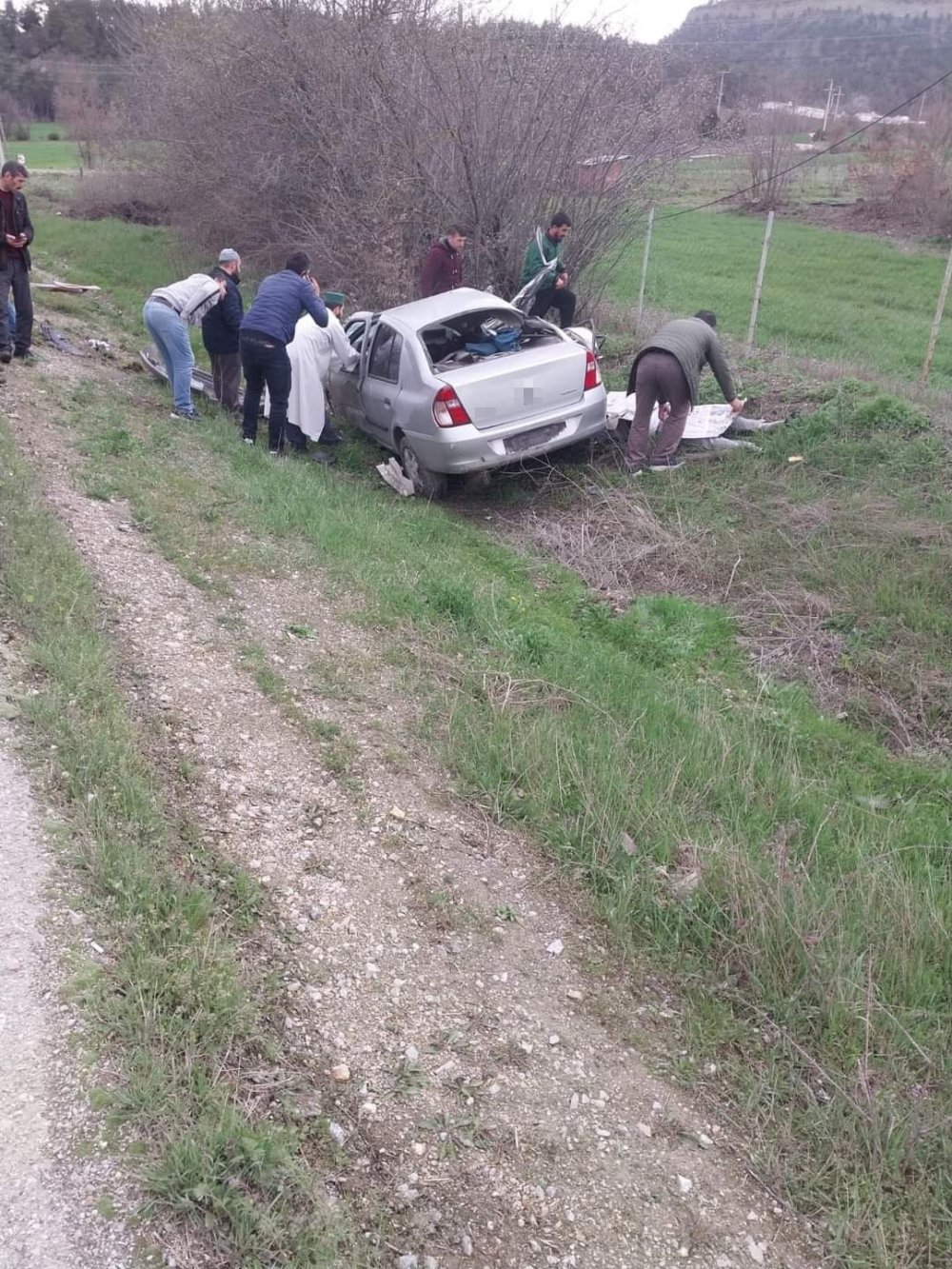 Tırla çarpışan otomobil kağıt gibi ezildi: 1 ölü, 2 yaralı