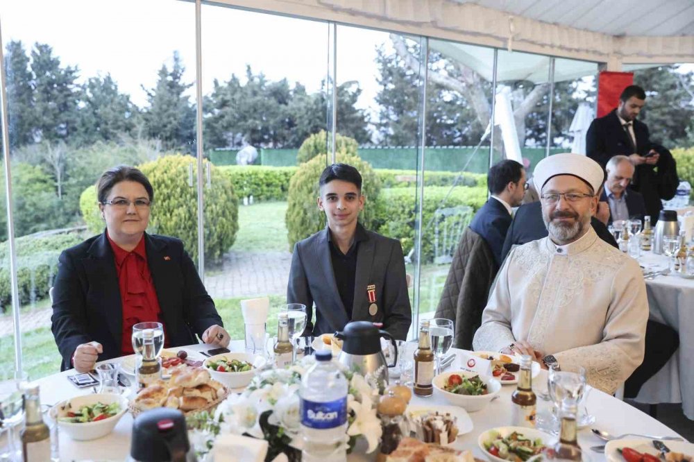 Diyanet İşleri Başkanı Erbaş, İstanbul’da şehit yakınları ve gazilerle iftarda buluştu