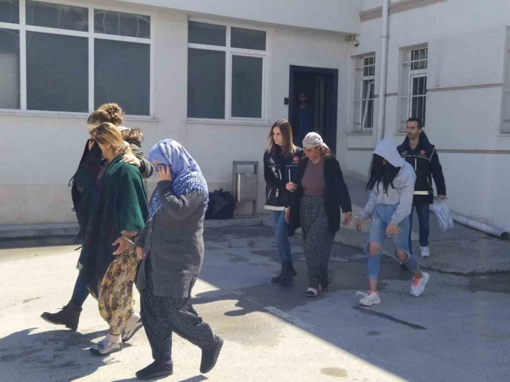 Konya'da polisler kıskıvrak yakaladı...Tuvaletin gider borusuna saklamışlar!