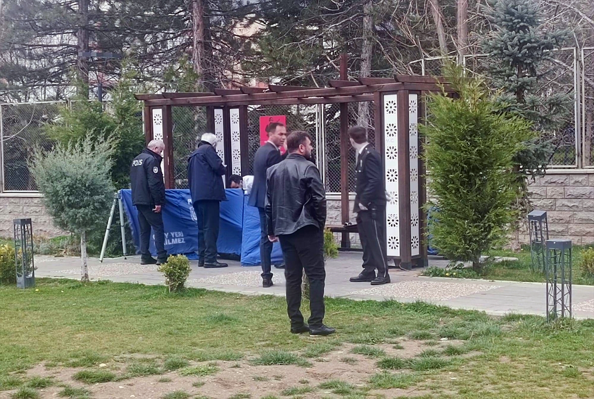 aa-20230410-30809639-30809638-konyada-parkta-erkek-cesedi-bulundu.jpg