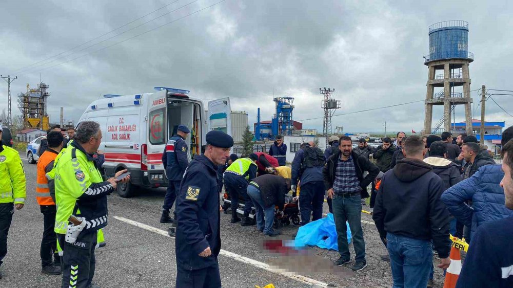 Ticari araç Karayolları çalışanlarına çarptı: 3 ölü, 1 yaralı