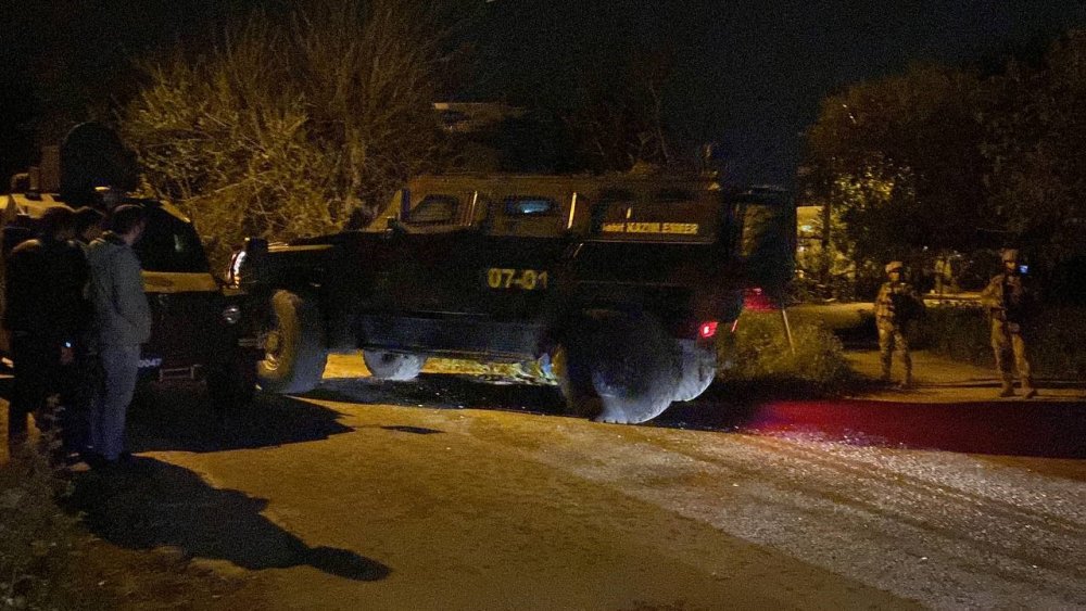 Rastgele ateş edip kendini eve kilitledi