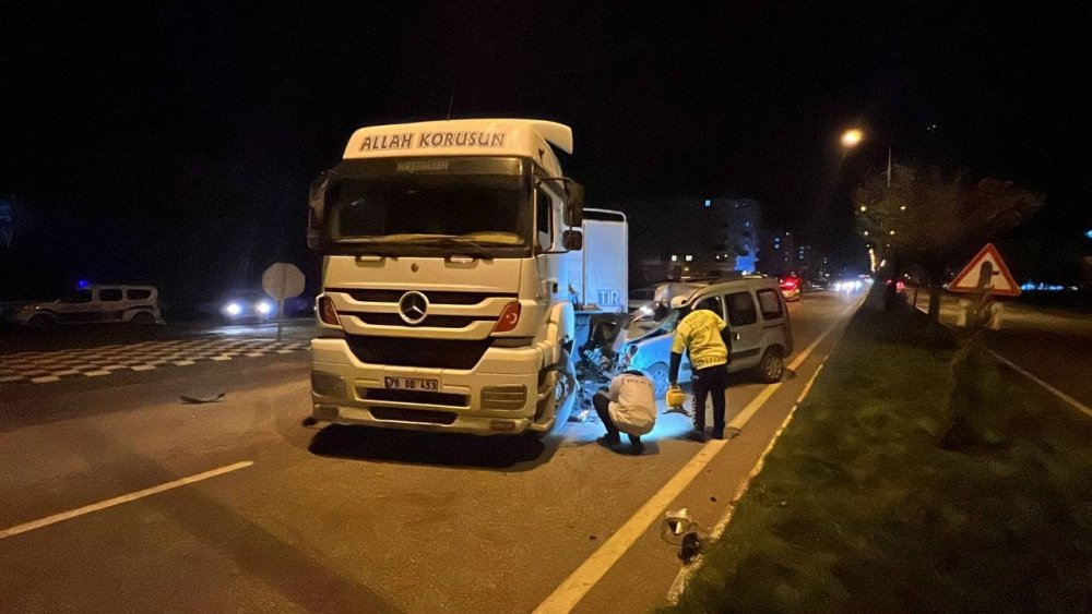 Çevre yolunda hafif ticari araç ile tır çarpıştı