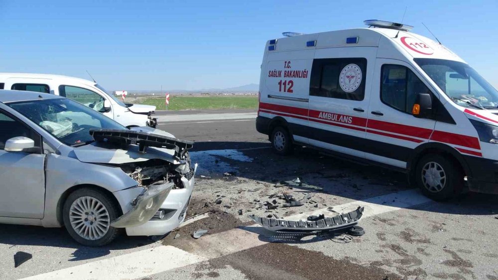 Aksaray-Konya karayolunda hafif ticari araçla otomobil çarpıştı, yaralılar var