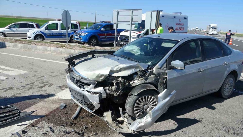 Aksaray-Konya karayolunda hafif ticari araçla otomobil çarpıştı, yaralılar var