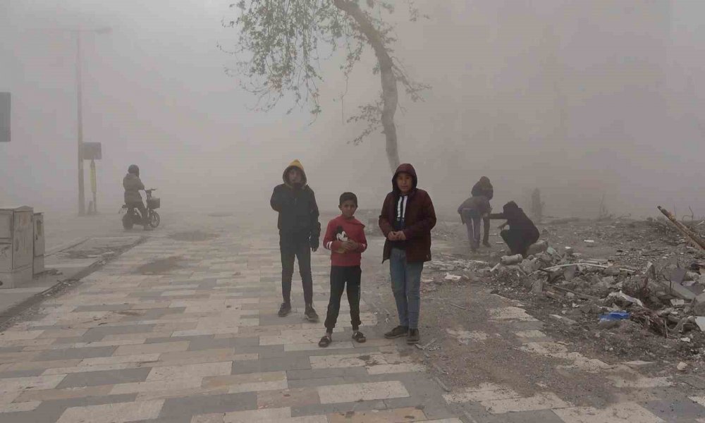 Bina saniyeler içinde yerle bir oldu, oradan ayrılmadılar