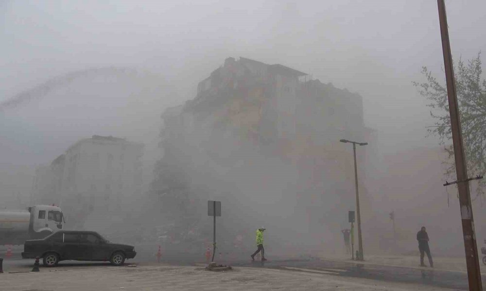 Bina saniyeler içinde yerle bir oldu, oradan ayrılmadılar