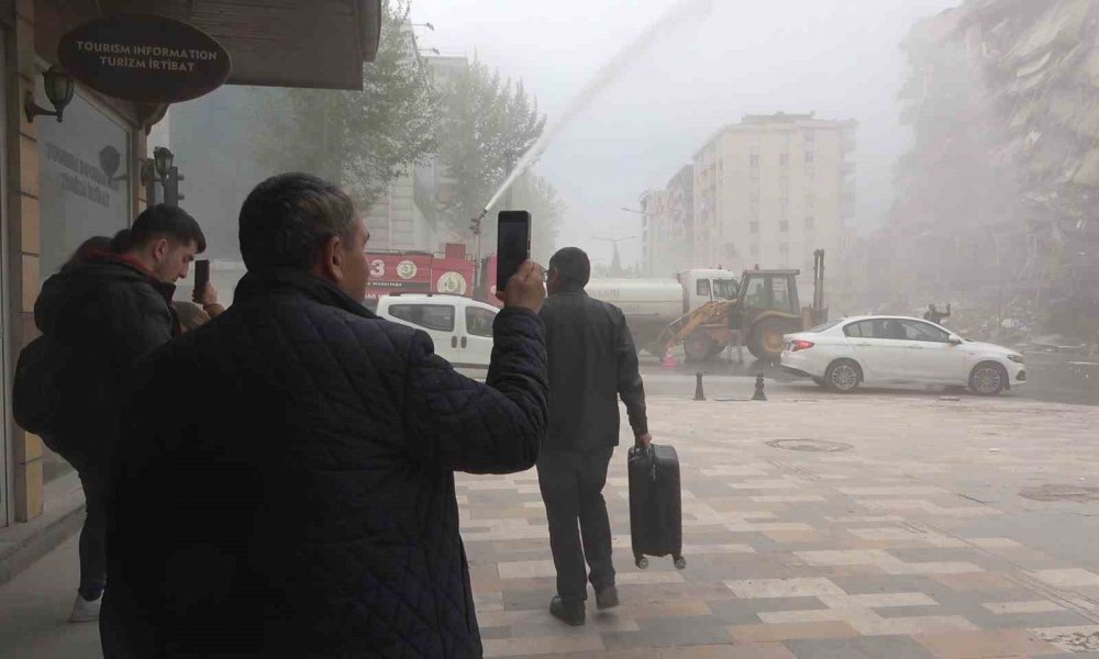 Bina saniyeler içinde yerle bir oldu, oradan ayrılmadılar