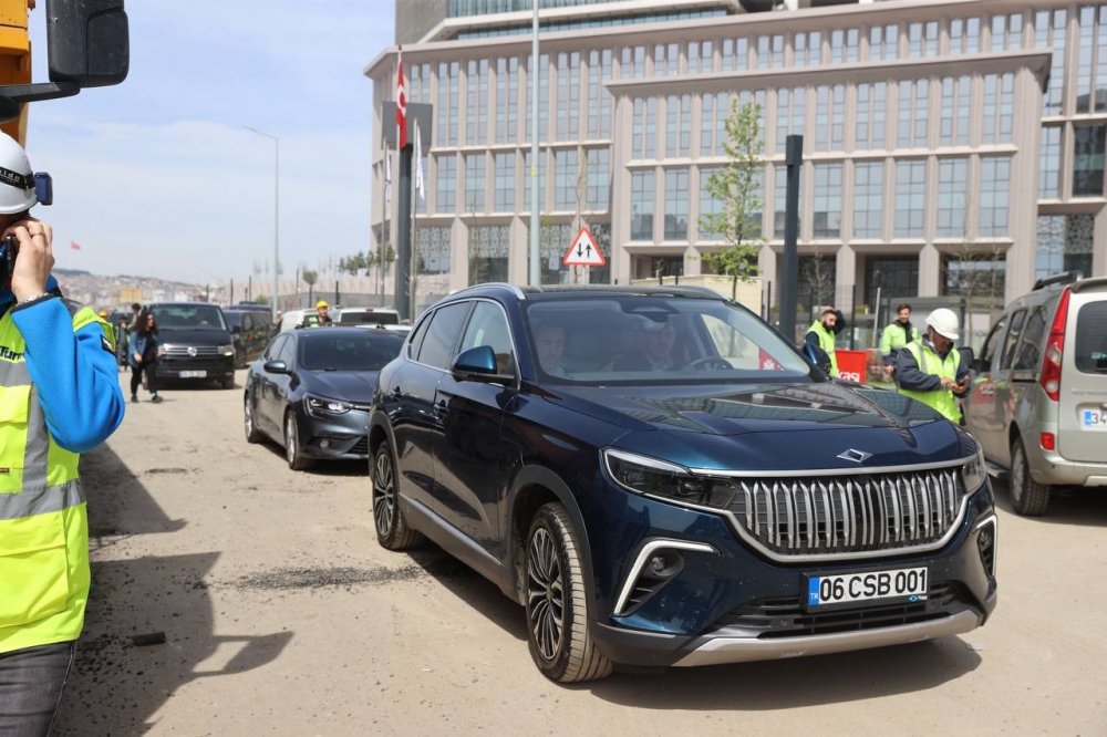 Bakan Kurum, Togg'a hayran kaldı: "Araba müthiş, çok iyiymiş, acayip konforlu"