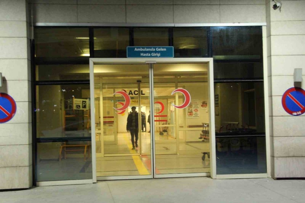 İki araç kafa kafaya çarpıştı, yaralılar var