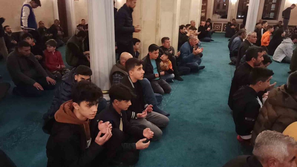 Depremin vurduğu Afşin’de Kadir Gecesi’nde camiler doldu taştı