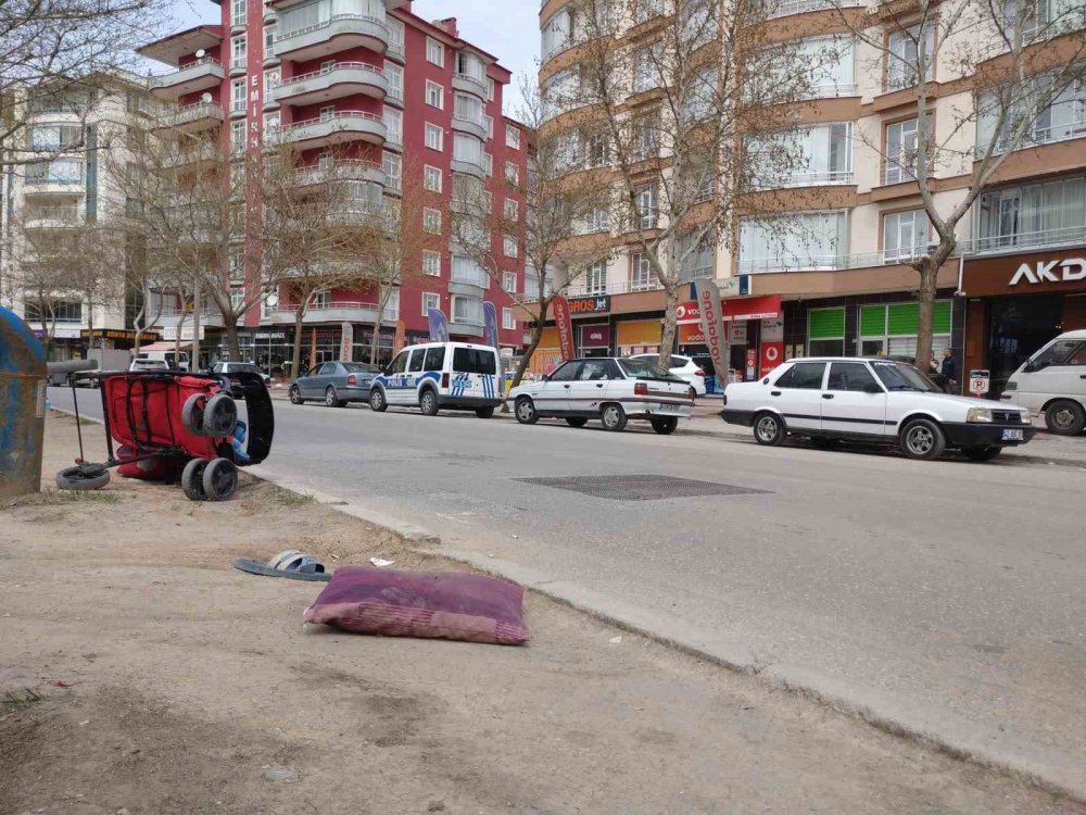Konya'da Ahmet Özcan Caddesi'nde yolun karşısına geçmek isteyen anne ve çocuklarına otomobil çarptı