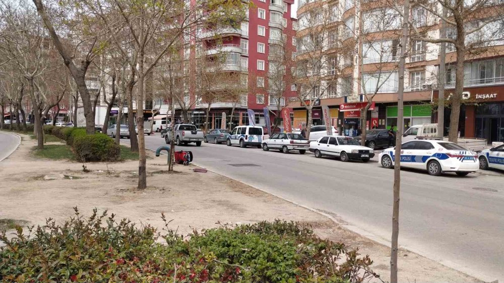 Konya'da Ahmet Özcan Caddesi'nde yolun karşısına geçmek isteyen anne ve çocuklarına otomobil çarptı