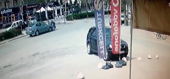 Konya'da Ahmet Özcan Caddesi'nde yolun karşısına geçmek isteyen anne ve çocuklarına otomobil çarptı