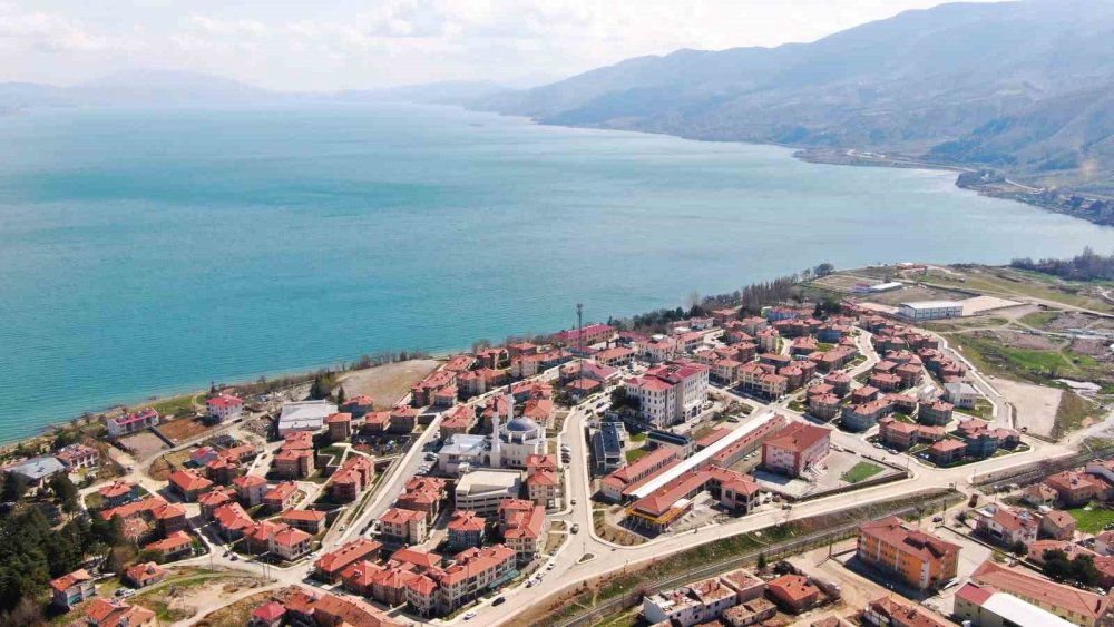 Depremin merkez üssünde göl manzaralı TOKİ konutları dikkat çekiyor