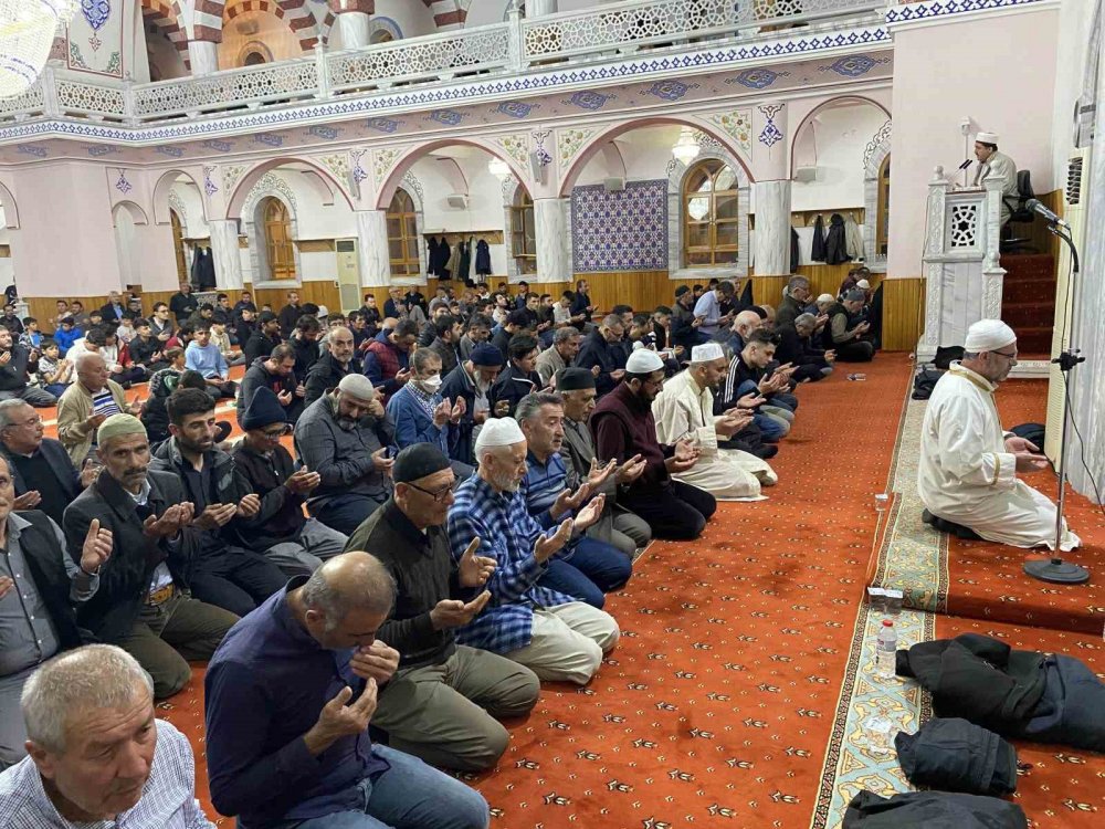 Konya Kulu’da Kadir Gecesi’nde vatandaşlar camilere akın attı