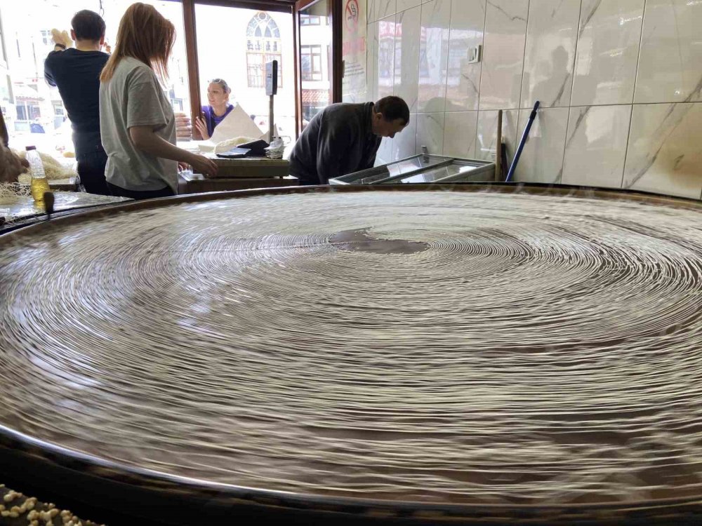 Konya'da bayram öncesi geleneksel üretim tel kadayıfa ilgi