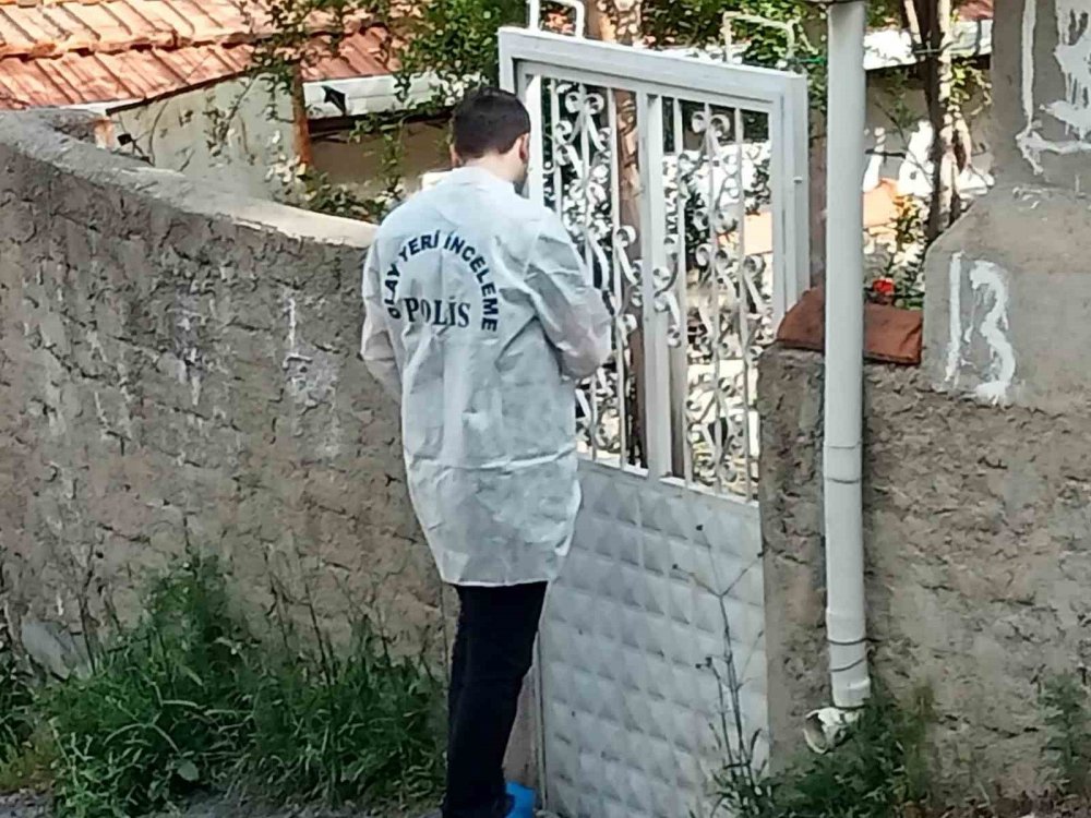 Öz oğlunu işe kalkmadığı için öldürdü