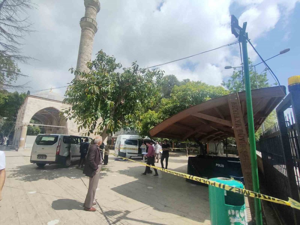 Antalya'da bir kişi cami avlusunda ölü bulundu