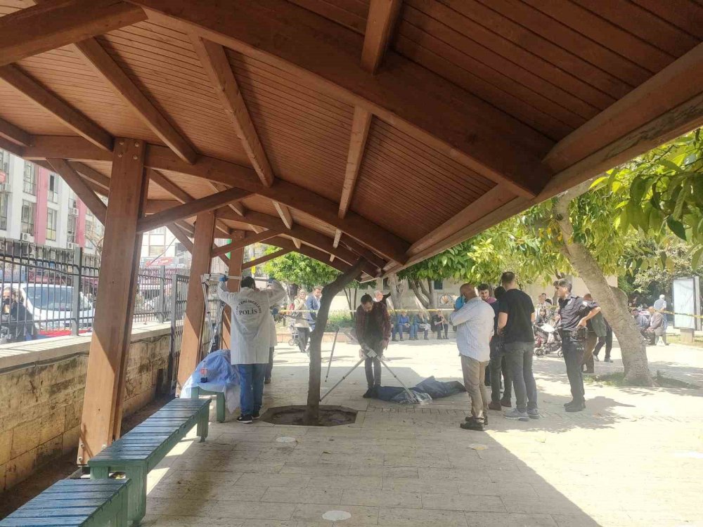 Antalya'da bir kişi cami avlusunda ölü bulundu