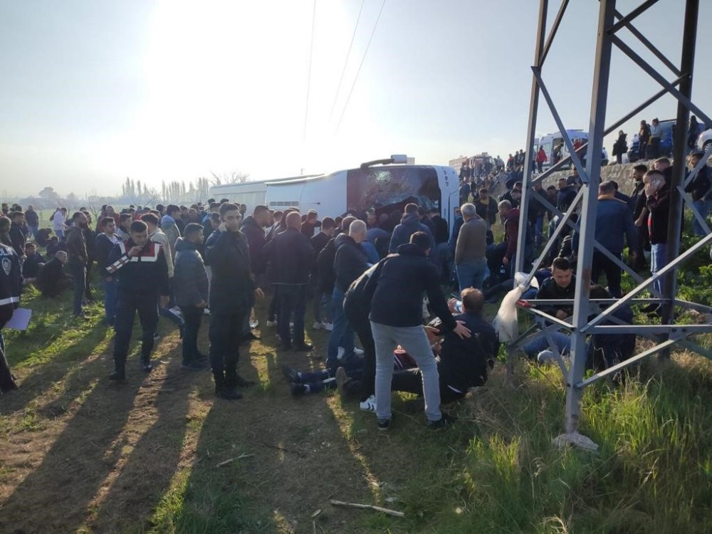 İşçi servisi şarampole uçtu: 3 ölü, 31 yaralı