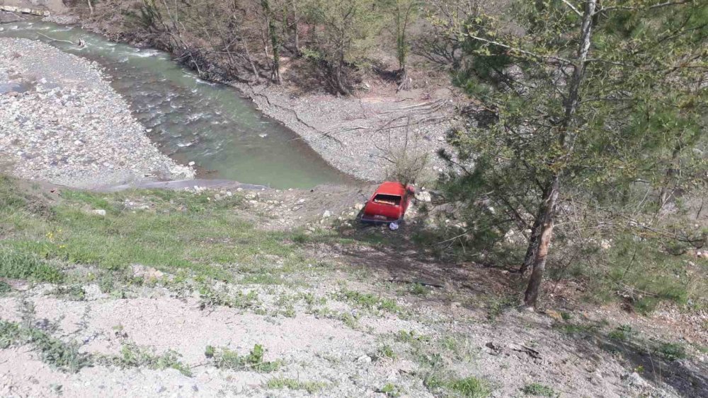 Mıcıra kapılan otomobil şarampole yuvarlandı: 2’si ağır 5 yaralı