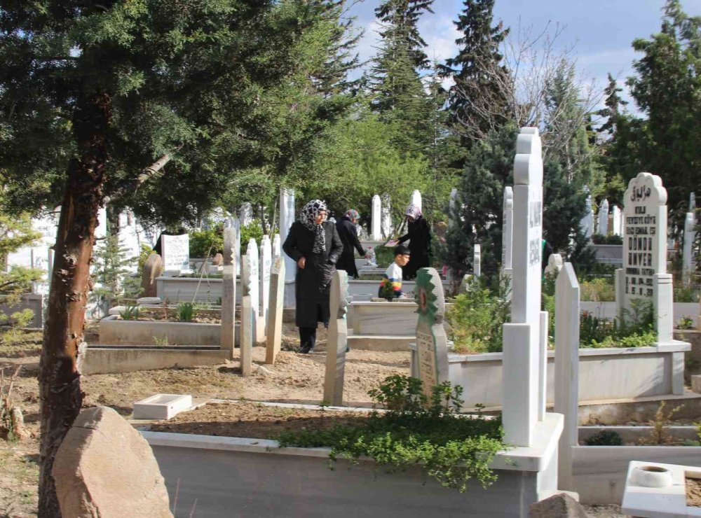 Konya’da bayram öncesi mezarlıklarda bayram yoğunluğu