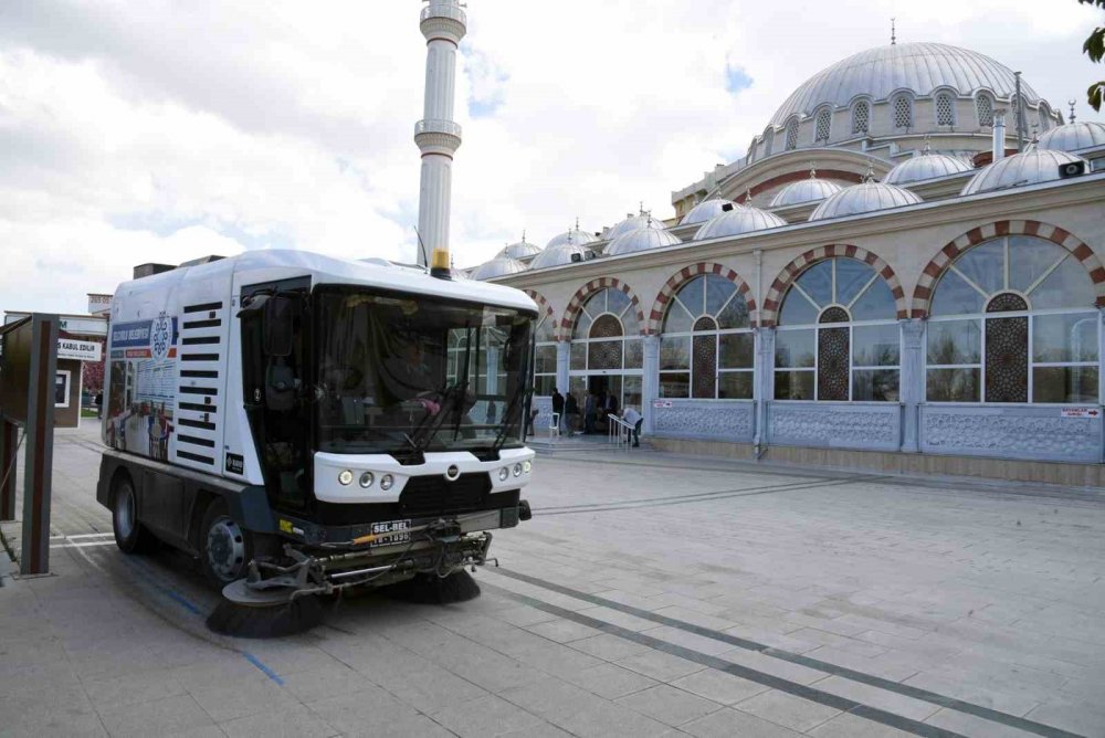 Konya'da camiler gül suyu ile yıkanıyor