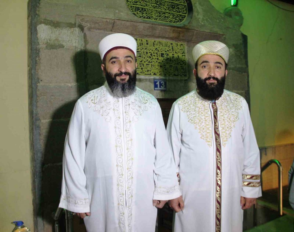 Konya'daki ikiz imamlar son hatimli teravih namazını kıldırdı