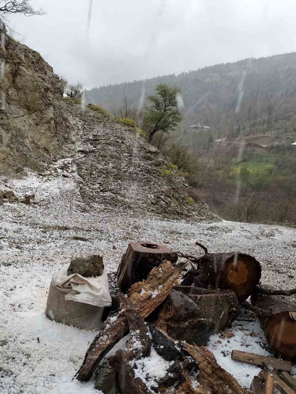 Şiddetli sağanak ve dolu yağışı kış günlerini aratmadı