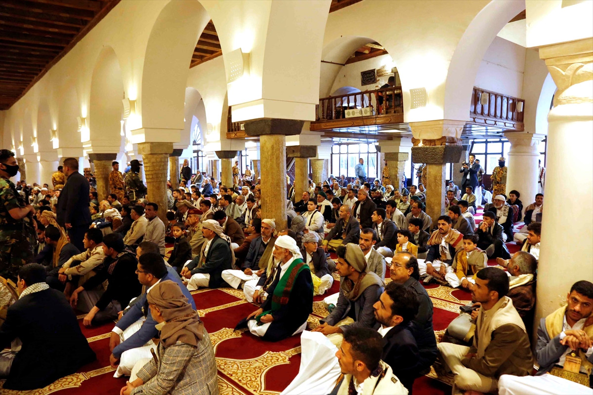 aa-20230421-30923205-30923161-yemende-yuz-binlerce-kisi-bayram-namazini-cami-ve-meydanlarda-kildi.jpg