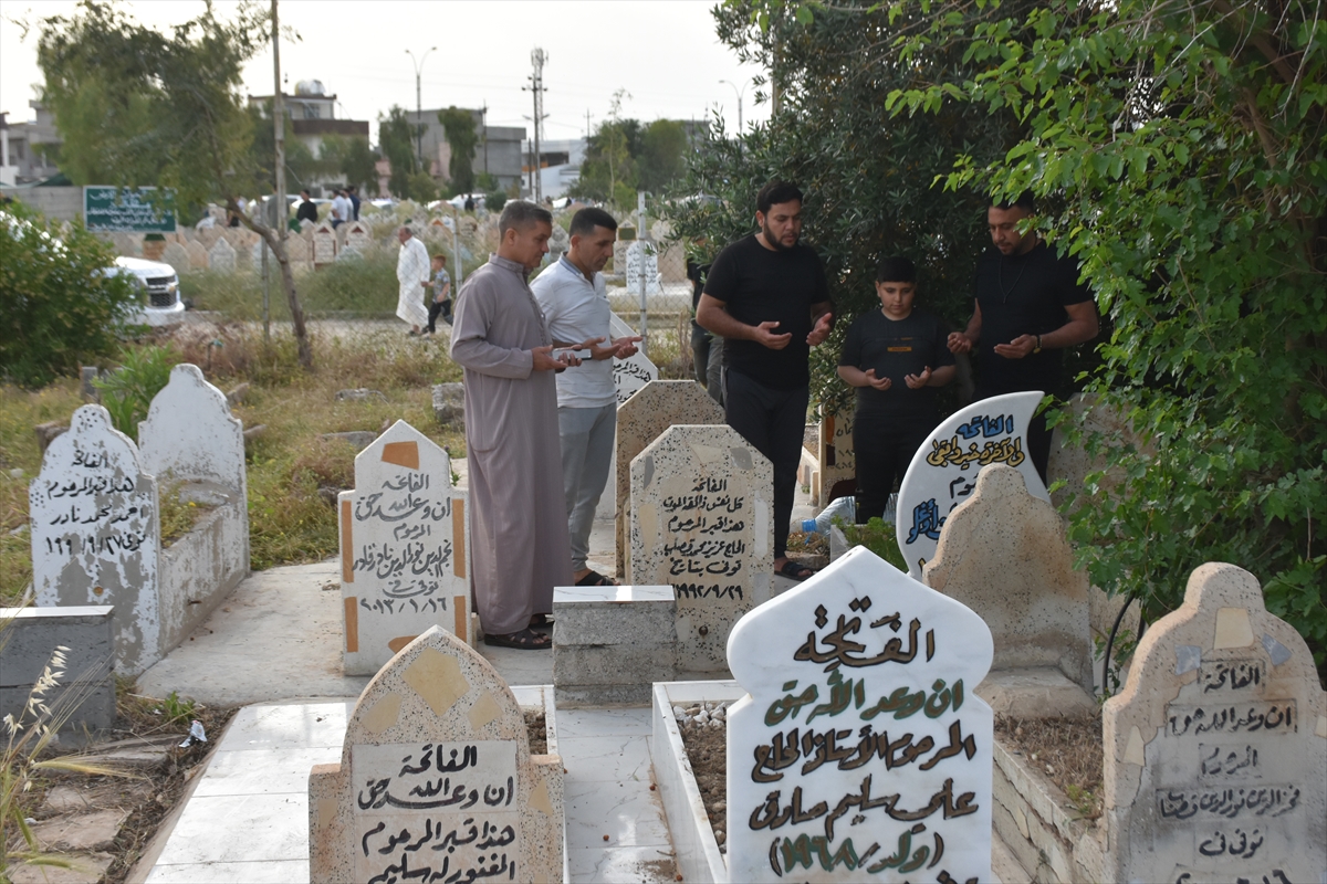 aa-20230421-30923278-30923273-iraklilar-ramazan-bayraminda-kabristan-ziyaretinde-bulundu.jpg