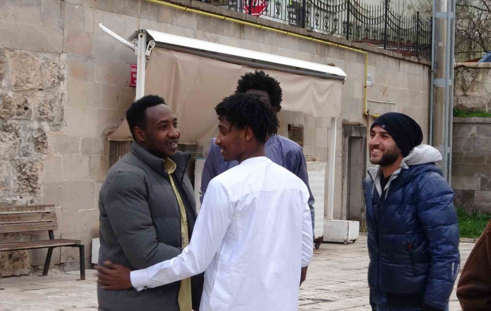 Geleneksel kıyafetleriyle bayram namazını kıldılar