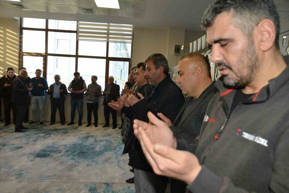 KYK yurdunda kalan depremzedeler bayram namazında bir araya geldi