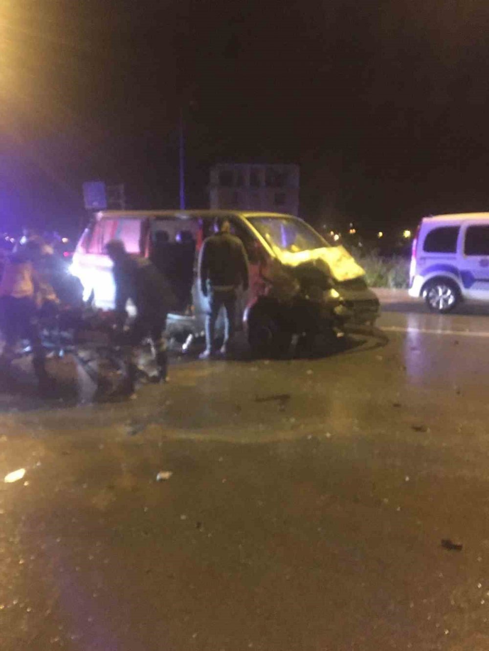 Otomobil ile minibüs çarpıştı: 3 ölü